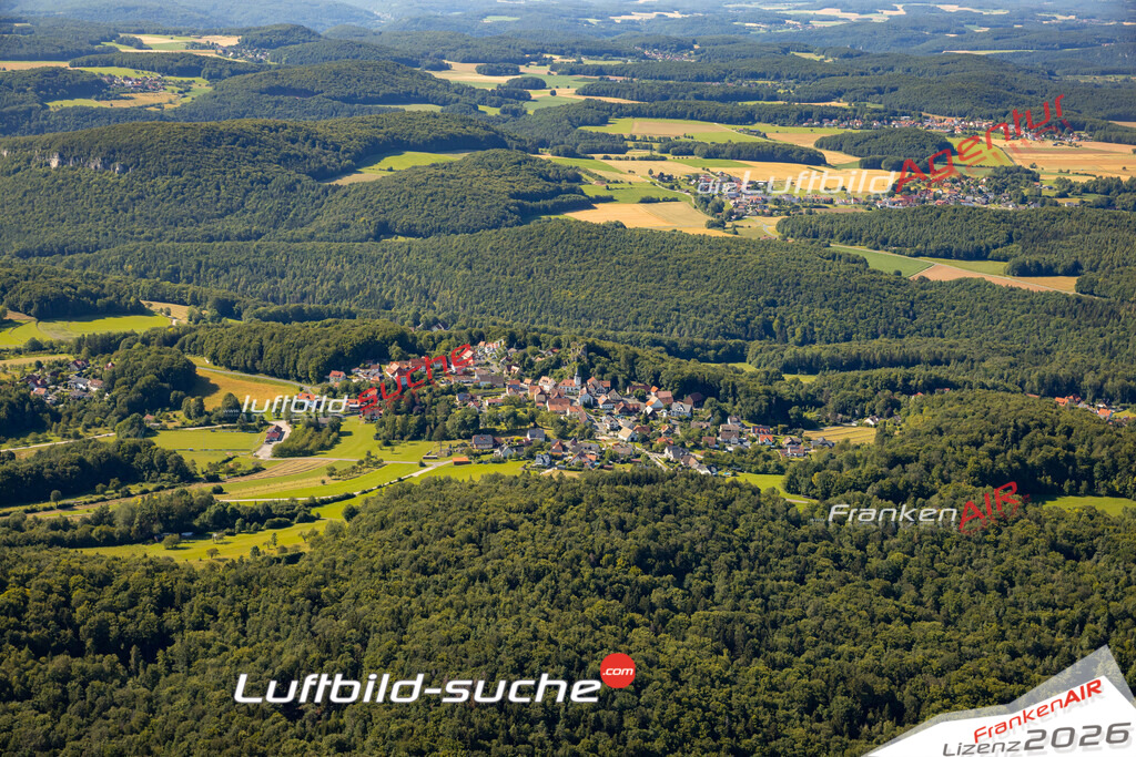 Das Luftbild zeigt : Wichsenstein Gößweinstein - Die Luftaufnahme wurde 2024 vom UL-Flugzeug aus erstellt ( keine Drohne ) - Hochauflösende Luftaufnahme - Für grossformatige Ausdrucke geeignet. Die Geschenkidee !Mit Lizenz und Bildrechte bestellbar