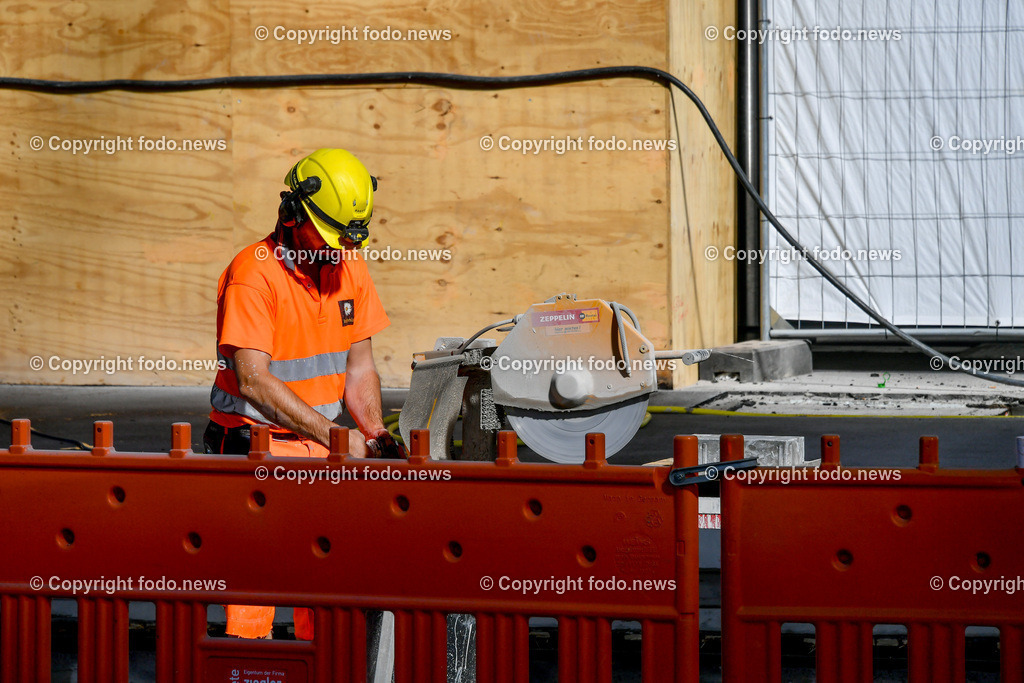 Deutschland_ Baden-Wuerttemberg_ Karlsruhe_ 21.08.2025-8 | 21.08.2025, Deutschland, GER, Baden-Wuerttemberg, Karlsruhe im Bild Themenbild, Karlsruhe, Bahnhofsvorplatz, Baustelle, Bauarbeiten, Straßenbau, Umgestaltung, Absperrung, Bauzaeune, Baumaschinen, Laerm, Infrastruktur, Stadtentwicklung, Bauprojekt, Fußgaengerzone, Baufortschritt, Modernisierung, Einschraenkungen, oeffentlicher Raum, Bauarbeiten, Arbeiter, Bauarbeiter, Feature, Symbolbild
