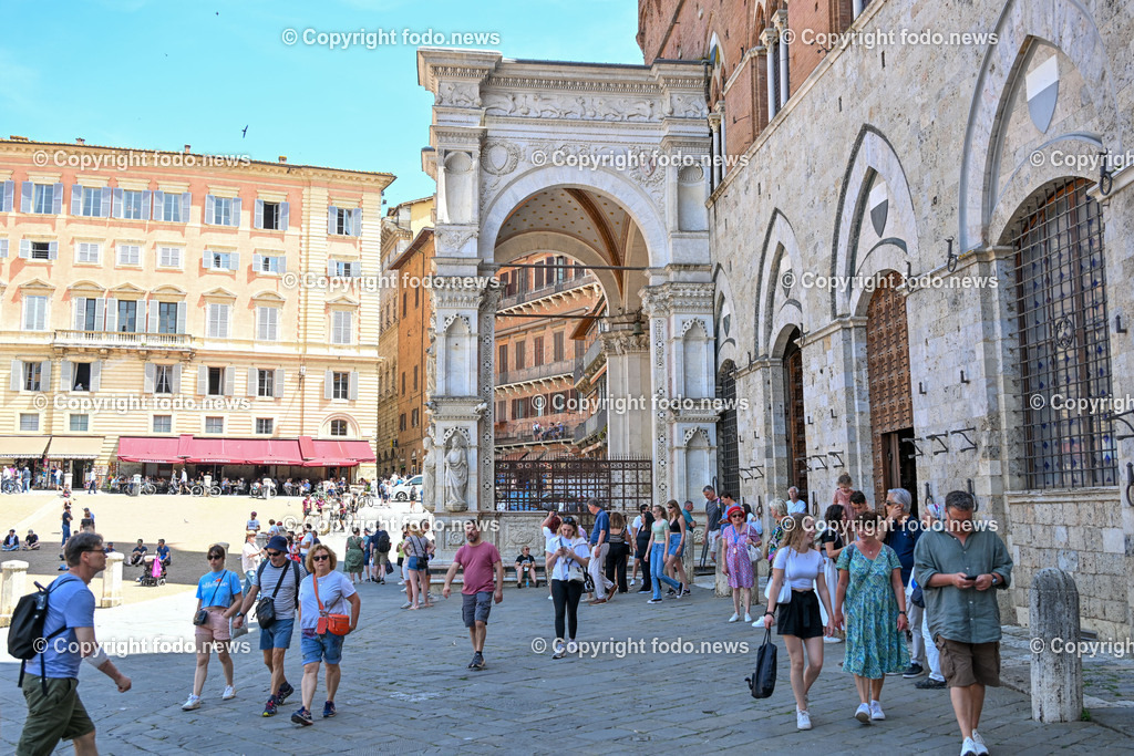 Italien_ Toscana_ Siena_ 27.05.2024-40 | 27.05.2024, Italien, ITA, Toskana, Siena im Bild Stadtansichten, Gebäude, Architektur, Touristen, Historisch, Souvenier, Piazza Del Campo, Dom von Siena


Siena ist Hauptstadt der Provinz Siena und gilt als eine der schönsten Städte der Toskana und Italiens. Die historische Altstadt gehört seit 1995 zum UNESCO-Welterbe. 

