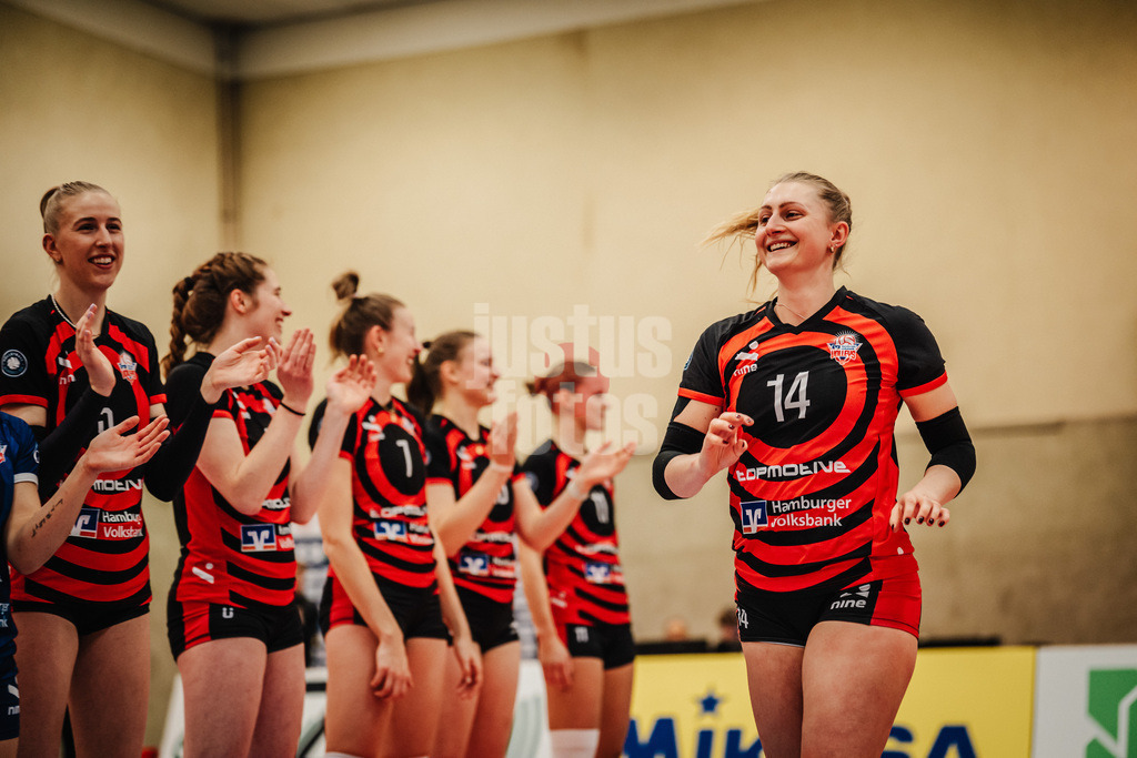 Volleyball | Frauen | Saison 2025/2026 | Volleyball Bundesliga | ETV Hamburger Volksbank Volleys vs. USC Münster | 22.01.2026 | Fiona Dittmann (#14, ETV Hamburger Volksbank Volleys) läuft in die Halle ein