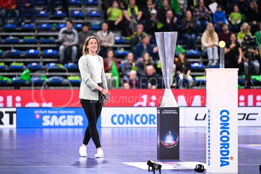Kloten-Dietlikon Jets vs Skorpion Emmental Zollbrück - 15. April 2023 | 15.04.2023, Kloten, stimo arena, Swiss Unihockey Superfinal Frauen: Kloten-Dietlikon Jets - UHV Skorpion Emmental, Mirjam Hintermann bringt den Pokal in die stimo arena. - Realisiert mit Pictrs.com