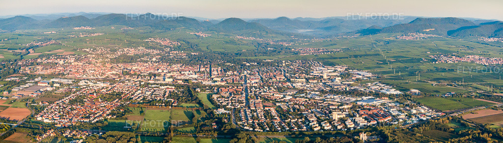 Luftbild: Panorama Perspektive Stadtgebiet mit Außenbezirken und Innenstadtbereich in der Pfalz im Ortsteil Queichheim in Landau im Bundesland Rheinland-Pfalz in Deutschland. Foto: IMG_44304-Bearbeitet.jpg vom 20.08.2011 durch Werner Riehm/FLY-FOTO.deAuflösung des Originals: 9746 x 2793 px
