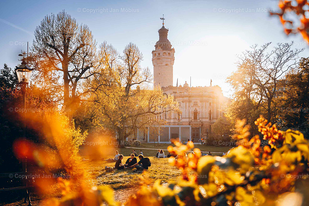 Neue Rathaus Leipzig | Das Neue Rathaus Leipzig beeindruckt mit monumentaler Architektur, historischem Flair und zentraler Lage. Es zählt zu den markantesten Wahrzeichen der Stadt und ist ein beliebter Fotospot - Realisiert mit Pictrs.com
