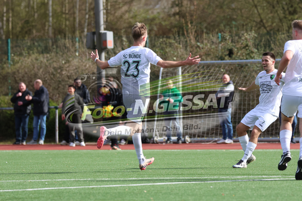 SC Bünde - TuS Ahmsen | Auf dem Bild zu sehen: weiß SC Bünde v.l.: Jordan Dusinovic, Christian Selmke   SC Bünde, TuS Ahmsen, Saison 25/26, Bezirksliga, Deutschland - Realisiert mit Pictrs.com