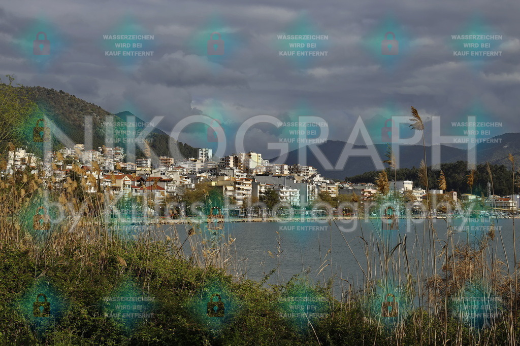 Die Skyline von Igoumenitsa | Die Küstenlinie der Hafenstadt Igoumenitsa im Nordwesten Griechenlands. Igoumenitsa beheimatet rund 26.000 Einwohner und gehört dem Regionalbezirk Thesprotia, der Region Epirus an. Mit der deutschen Stadt Velbert unterhält Igoumenitsa eine Städtepartnerschaft. Das Bild eignet sich als Wandbild oder als Kalenderbild. Stellen Sie sich doch einfach einen individuellen Kalender aus verschiedenen Bildmotiven zusammen.