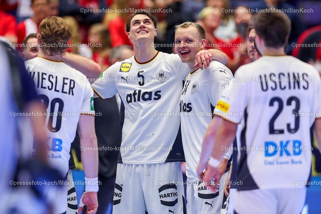 EHF22012601173 | 22.01.2026, Handball, Men's EHF EURO 2026, Deutschland - Portugal, Jyske Bank Boxen in Herning, Dänemark, Main Round: Abschlussjubel nach dem deutschen SIeg gegen Portugal.  Miro Schluroff (Germany #05)  Justus Fischer (Germany #54)  Tom Kiesler (Germany #30)  Renars Uscins (Germany #23)  jubelnd auf dem Spielfeld 