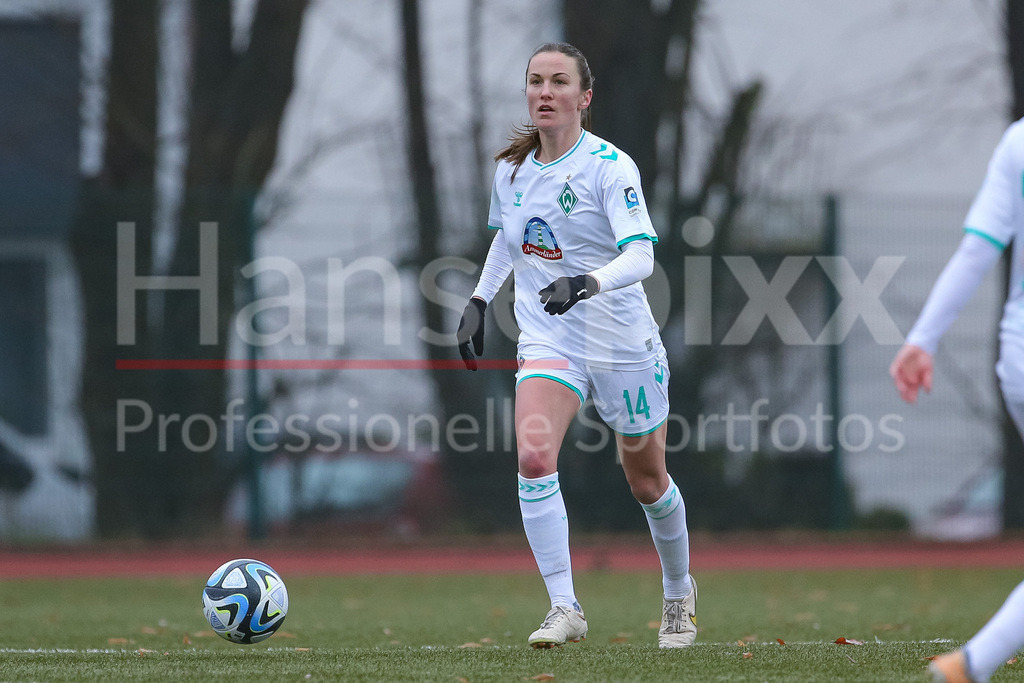 Fussball, Testspiel Frauen, SV Werder Bremen - FC Twente Enschede | v.li.: Michaela Brandenburg (SV Werder Bremen, 14) am Ball, Einzelbild, Ganzkörper, Aktion, Action, Spielszene