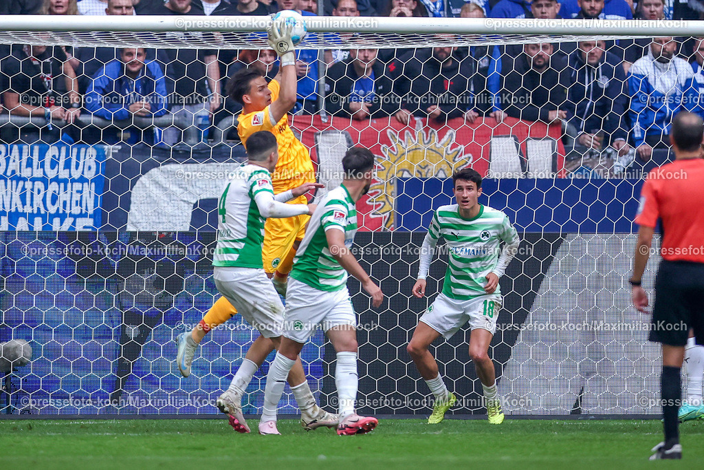 Schalke26102402226 | 26.10.2024, Fußball, FC Schalke 04 - SpVgg Greuther Fürth, 2. Fußball Bundesliga, Veltins-Arena Gelsenkirchen, Saison 2024 2025: Torwart Nahuel Noll (Greuther Fürth #44) fängt den BallDFB regulations prohibit any use of photographs as image sequences and or quasi-video.