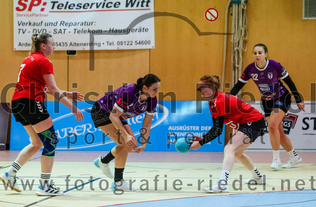 2023-11-04_019_SpVgg_Altenerding_gegen_TV_Altoetting | Erding, Deutschland, 04.11.2023:
Handball, Bezirksoberliga Frauen Altbayern 2023 / 2024, 6. Spieltag, SpVgg Altenerding gegen TV Altötting, Endergebnis: 28:26

Ines Hager (TV Altötting, #7), Janina Konrad (SpVgg Altenerding, #2), Anna-Maria Niedermaier (TV Altötting, #3), Johanna Taubmann (SpVgg Altenerding, #22)

Foto: Christian Riedel / fotografie-riedel.net