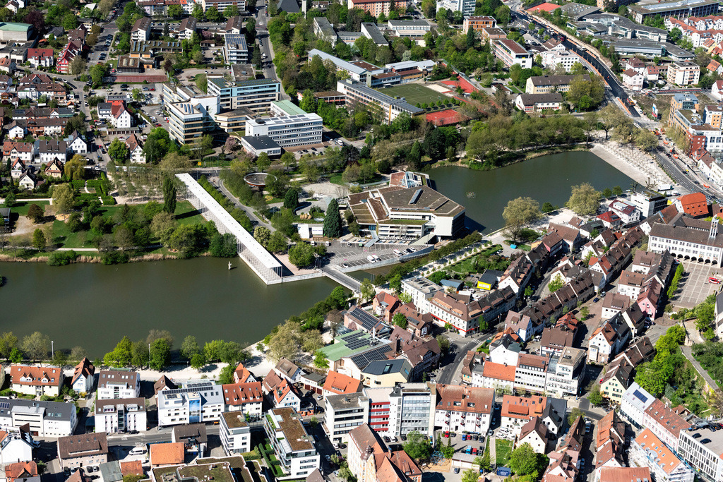 dr__0051106.jpg | BöBLINGEN 22.04.2020 Stadtansicht des Innenstadtbereiches an den Uferbereichen Oberen und Unteren See im Stadtgarten in Böblingen im Bundesland Baden-Württemberg, Deutschland. // City view of the downtown area on the shore areas Oberen and Unteren See in Stadtgarten in Boeblingen in the state Baden-Wuerttemberg, Germany. Foto: Daniel Reiter