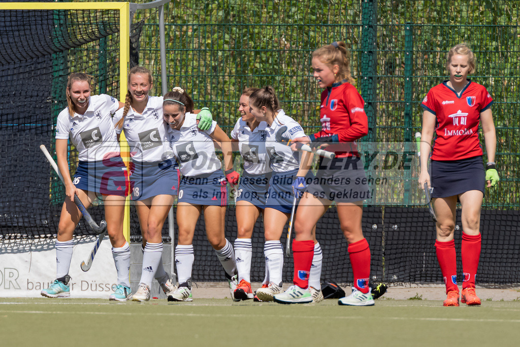 HK_20220903_109573 | 1. Bundesliga Damen Düsseldorfer HC - Berliner HC am 3.9.2022 DHC Düsseldorf, Düsseldorf , Clara Ycart ( Düsseldorfer HC #10 ) , Sophia Schwabe ( Düsseldorfer HC #18 ) , Elisa Gräve ( Düsseldorfer HC #26 )