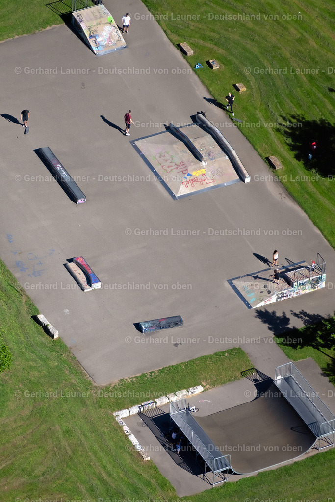 4033891 | FREIBURG IM BREISGAU 30.06.2020 Skatepark und Skatebahn "Skatepark Rieselfeld" im Ortsteil Rieselfeld in Freiburg im Breisgau im Bundesland Baden-Württemberg, Deutschland. // Route of the cycle path and the skating rink in the district Rieselfeld in Freiburg im Breisgau in the state Baden-Wuerttemberg, Germany. Foto: Gerhard Launer