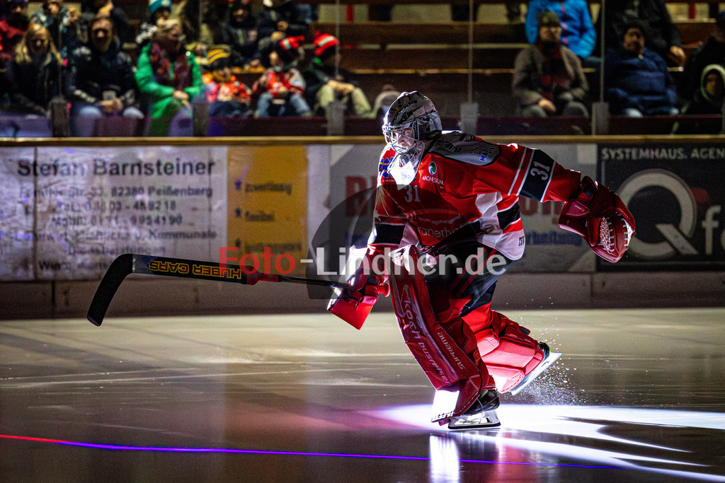 TSV Peißenberg MINERS gegen EC Pfaffenhofen Eishogs | Eishockey Bayernliga Herren Vorrunde 2024/25, TSV Peißenberg MINERS gegen EC Pfaffenhofen Eishogs, 20250110,Korbinian SERTL (MINERS Goali 31) beim Einlauf, Eröffung,2025-01-10 in Peißenberg (Eisstadion Peißenberg)Korbinian SERTL (MINERS Goali 31)Copyright: WolfgangxLindner foto-lindner.de