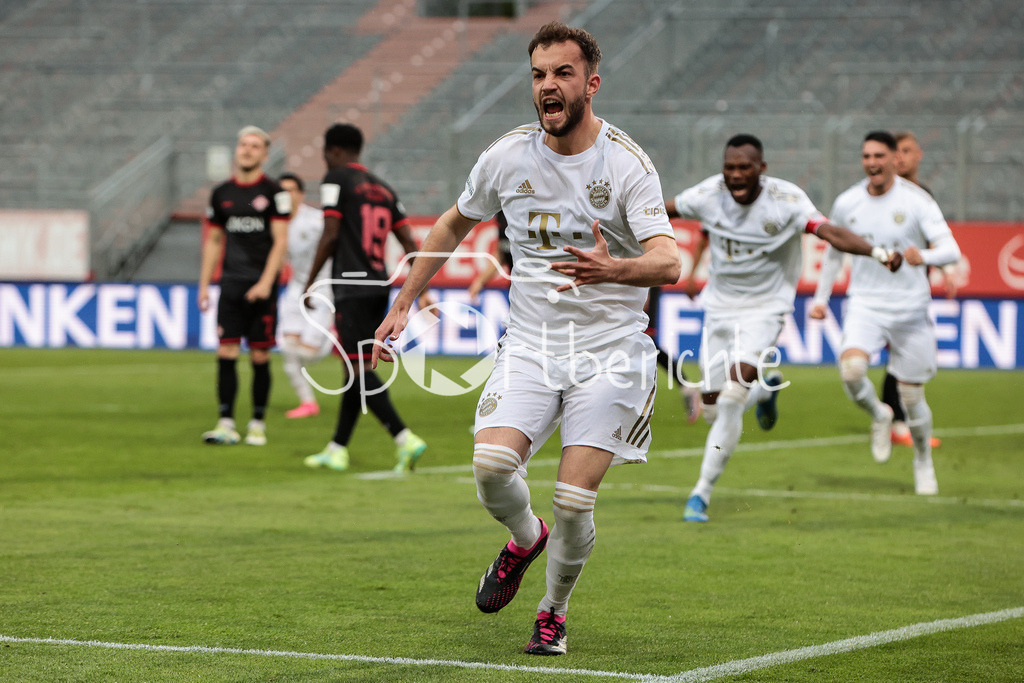 FC Würzburger Kickers - FC Bayern Amateure | Tor fuer die Bayern Amateure / Jubel nach dem Treffer zum 0-1 durch Roman REINELT (FCB #25) / Torjubel / Torschuetze