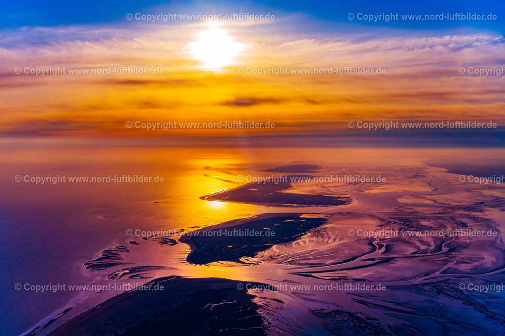 Baltrum_Langeoog_Sonnenaufgang_ELS_6000190523 | BALTRUM 19.05.2023 Wattenmeer der Nordsee- Küste beim Sonnenaufgang in Baltrum im Bundesland Niedersachsen, Deutschland. Weiterführende Informationen bei: Nordseeheilbad Insel Baltrum. // Wadden Sea of North Sea Coast at sunrise in Baltrum in the state Lower Saxony, Germany. Further information at: Nordseeheilbad Insel Baltrum. Foto: Martin Elsen