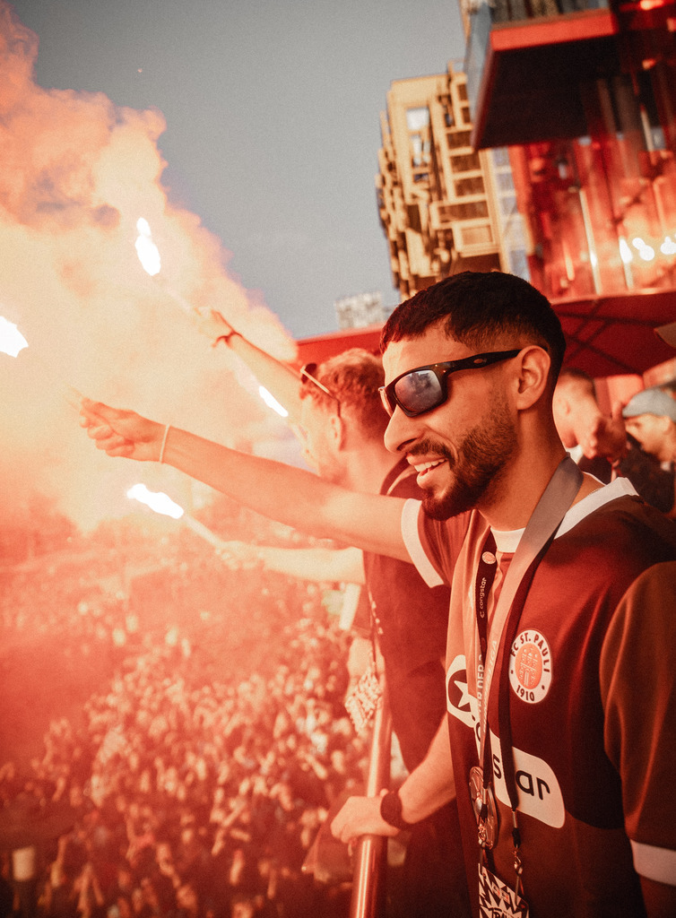 FCSP MEISTERFEIER-369 | Der offizielle Shop für FC St. Pauli Fotos. Wähle aus Spielszenen & Fanmomenten dein FCSP Wunschformat. Wir liefern Millerntor-Atmosphäre.