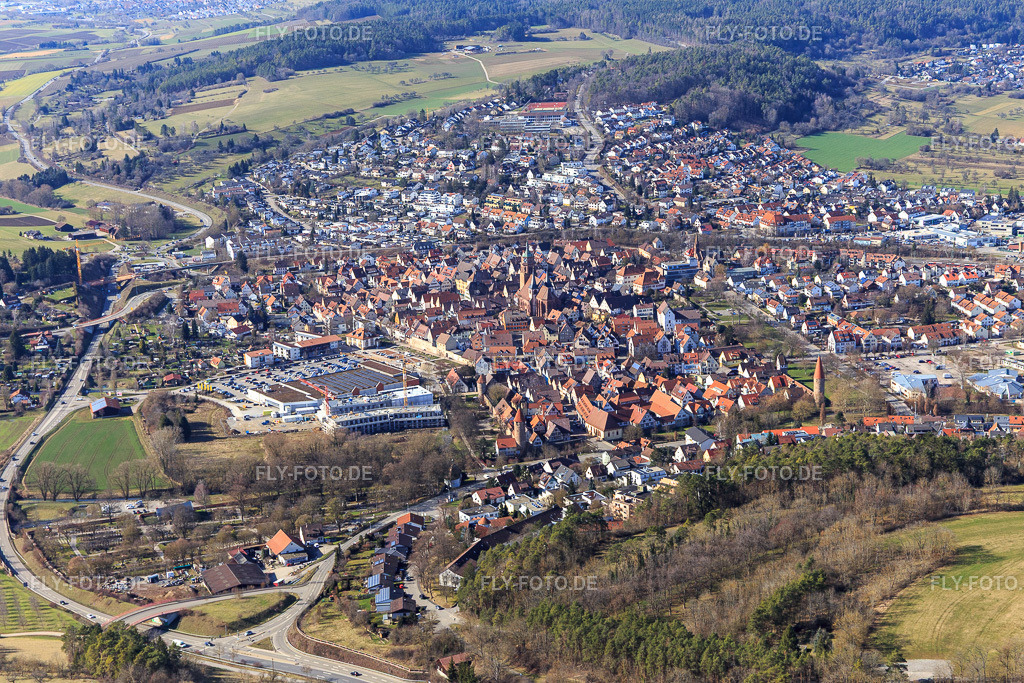 historische Altstadt mit Seilerturm an der Stadtmauer und kath. Kirch St. Peter & Paul | Luftbild: historische Altstadt mit Seilerturm an der Stadtmauer und kath. Kirch St. Peter & Paul in Weil der Stadt im Bundesland Baden-Württemberg in Deutschland. Foto: IMG_124861.jpg vom 20.02.2021 durch Werner Riehm/FLY-FOTO.de - Realisiert mit Pictrs.com
