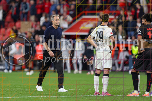 Bayer 04 Leverkusen vs Borussia Mönchengladbach - Bundesliga  | Leverkusen, Deutschland, 21.09.25:   Trainer Kasper Hjulmand (Bayer 04 Leverkusen) schaut waehrend des Spiels der Bundesliga zwischen  Bayer 04 Leverkusen vs Borussia Mönchengladbach in der BayArena(Foto von Brauer-Fotoagentur / Adrian Schlueter)