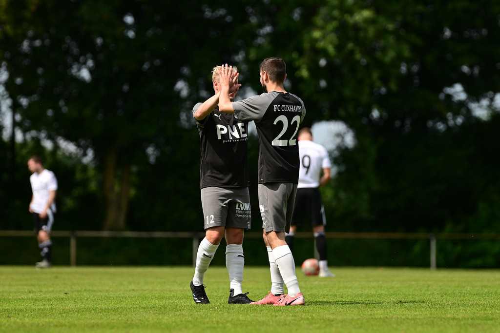 Fußball I Herren I Saison 2024-2025 I Bezirksliga I 34. Spieltag I VSV Hedendorf-Neukloster - FC Cuxhaven | Der Sportfotograf. - Realisiert mit Pictrs.com