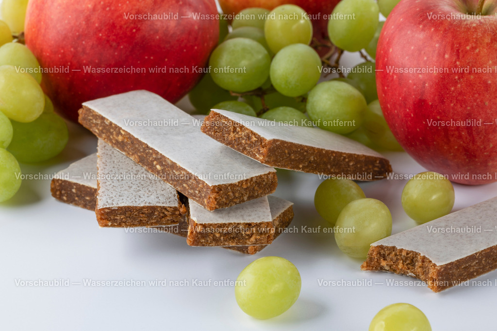 mehrere Fruchtschnitten, eingerähmt von frischen Weintrauben und Äpeln | mehrere Fruchtschnitten, eingerähmt von frischen Weintrauben und Äpeln - Realisiert mit Pictrs.com