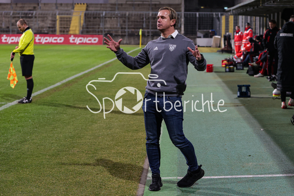 FC Bayern Amateure - 1. FC Schweinfurt | Schweinfurt Trainer Marc REITMAIER in Aktion