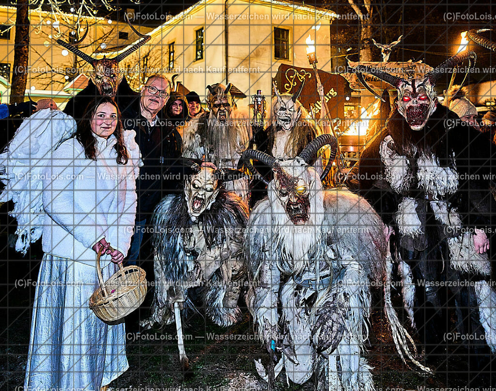 ALP9745_Wieselburger ADVENT_Wintersonnenwende_Perchtenlauf | (C)FotoLois.com, Alois Spandl, Wieselburger Advent, Wintersonnenwendfeier mit Umzug durch die Stadt, Sonnenwendfeuer und Perchtenlauf mit Show im Schlosspark, Mitwirkung der Partnergemeinde EINBECK, Sa 17. Dezmber 2022.