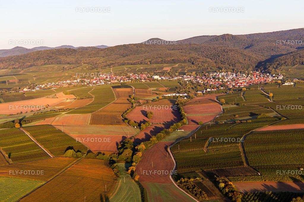 Rußbachtal von Osten | Luftbild: Rußbachtal von Osten im Ortsteil Rechtenbach in Schweigen-Rechtenbach im Bundesland Rheinland-Pfalz in Deutschland. Foto: IMG_138801.jpg vom 24.09.2023 durch ©2025 Werner Riehm fly-foto.de/copyright - Realisiert mit Pictrs.com