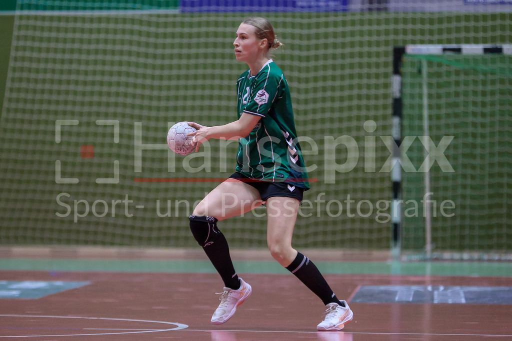 Handball, 2. Bundesliga Frauen, SV Werder Bremen - SG 09 Kirchhof | Emma Ruwe (SV Werder Bremen, 27) Freisteller am Ball, Einzelfoto, Spielszene, Aktion, Action