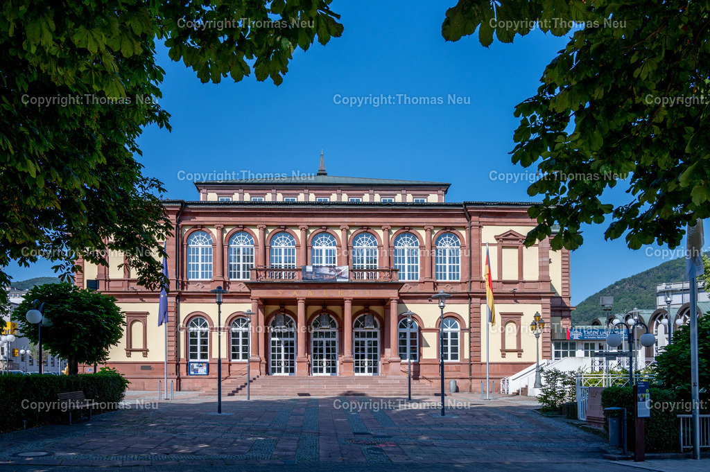 Neustadt-an-der-weinstrasse-pfalz-saalbau-Fotografie-Thomas_Neu_3 | Neustadt an der Weinstraße gehört zu den prägenden Orten der Pfalz – bekannt für seine Altstadt, die Weinberge und die Nähe zum Hambacher Schloss.Die Fotografien dieser Galerie zeigen unterschiedliche Perspektiven: enge Gassen, Fachwerkhäuser und Plätze ebenso wie die weiten Landschaften der umliegenden Weinregion. Über allem liegt der Blick zum Hambacher Schloss, das als historischer Ort eine besondere Bedeutung für die deutsche Demokratiegeschichte hat.Im Wechsel von Nähe und Weite entstehen ruhige, ausgewogene Bildserien. Lichtstimmungen und Details stehen im Vordergrund und vermitteln ein unaufgeregtes Bild der Region – zwischen Alltag, Geschichte und Landschaft.