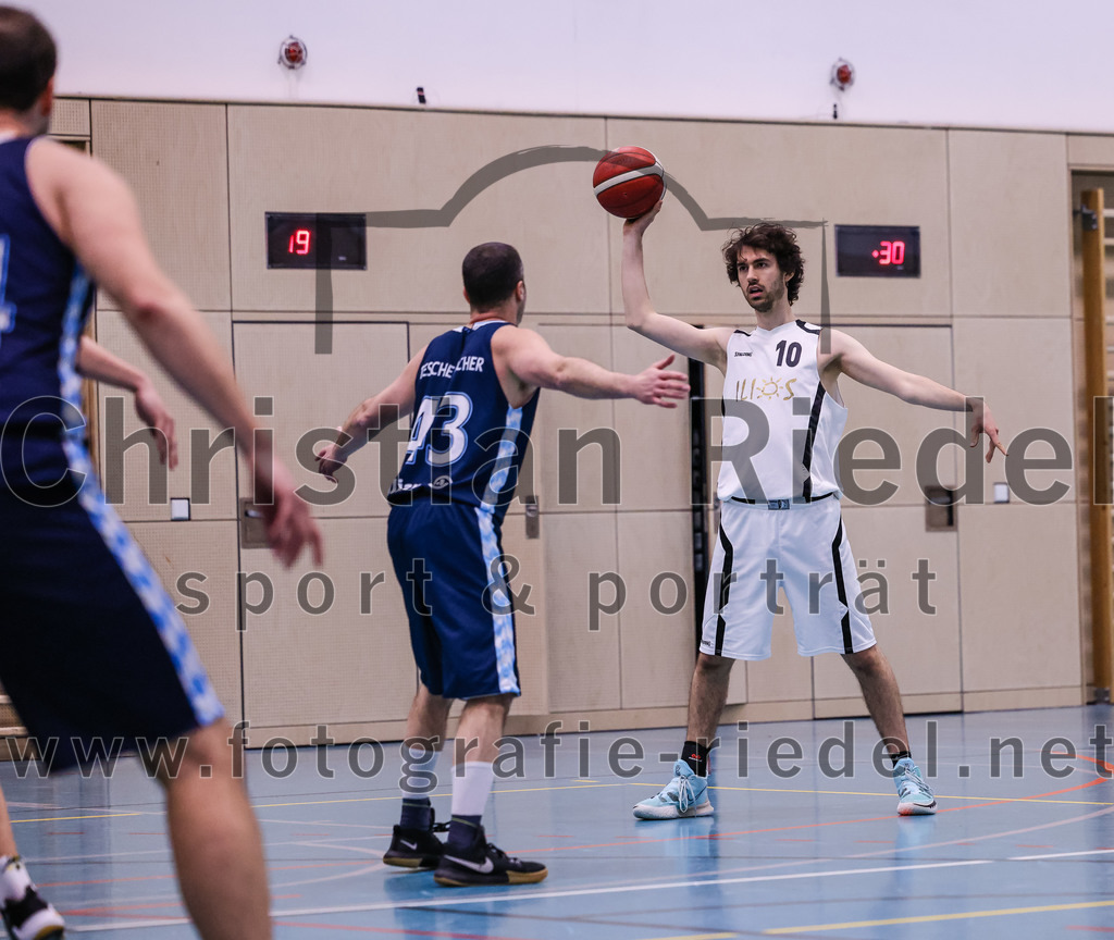 2022-04-03_014_TSV_Vaterstetten_gegen_SV_Weissblau-Allianz_Muenchen | Vaterstetten, Deutschland, 03.04.2022:
Basketball, Bezirksoberliga Herren 2021 / 2022, 14. Spieltag, TSV Vaterstetten gegen SV Weißblau-Allianz München, Endergebnis: 86:54

Maximilian Tedschemacher (SV Weißblau-Allianz München, #43), Luca Maurice Kohll (TSV Vaterstetten, #10)

Foto: Christian Riedel / fotografie-riedel.net