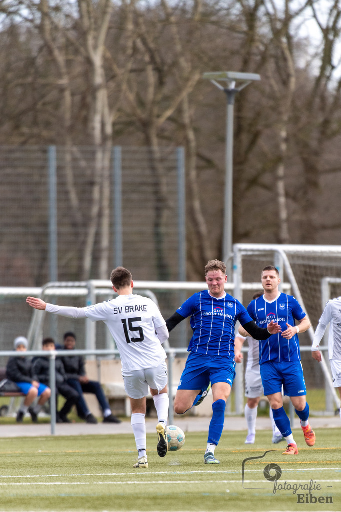 FC Rastede-SV Brake | Herren Bezirks-Testspiel; FC Rastede (blau)-SV Brake (weiß) am 02.03.2025 in Rastede (Sportanlage Kötterswegs), Photo: Philip Eiben 2025 - Realisiert mit Pictrs.com