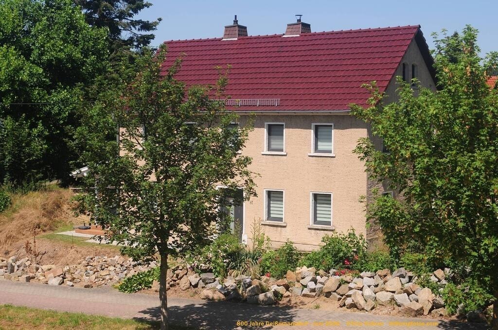 Geißmannsdorf-2026-Ortsbilder-538 | Geißmannsdorf bei Bischofswerda im Sommer 2026. Ein fotografischer Streifzug durch das Dorf Geißmannsdorf, mit Gebäuden, Straßen, Strohpuppen und geschmückten Vorgärten und Grundstücken anlässlich der 800-Jahr-Feier von Geißmannsdorf im Juni 2026 - Realisiert mit Pictrs.com