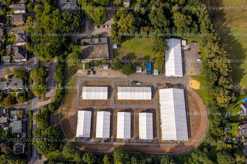 Dorsten230906132 | Luftbild, Flüchtlingsunterkunft auf dem Sportplatz der früheren Gerhart-Hauptmann-Realschule Bismarckstraße, Hervest, Dorsten, Ruhrgebiet, Nordrhein-Westfalen, Deutschland