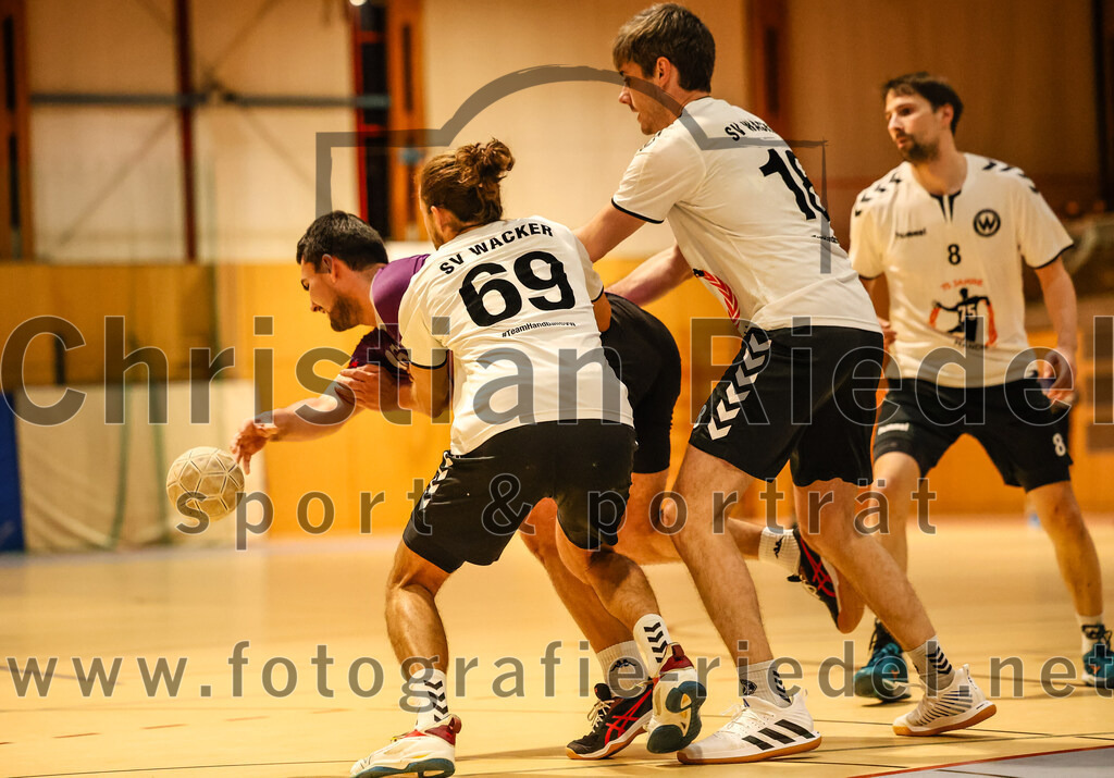 2024-03-09_021_SpVgg_Altenerding_gegen_SVW_Burghausen | Erding, Deutschland, 09.03.2024:
Handball, Bezirksoberliga Männer 2023 / 2024, 18. Spieltag, SpVgg Altenerding gegen SVW Burghausen, Endergebnis: 25:34

Tobias Bieringer (SVW Burghausen, #69), Thomas Reitmeier (SVW Burghausen, #18), Michael Kalchauer (SVW Burghausen, #8)

Foto: Christian Riedel / fotografie-riedel.net