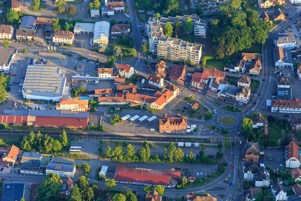 Luftbild: Bahnhof und Landauer Straße aus Norden in Bad Bergzabern im Bundesland Rheinland-Pfalz in Deutschland. Foto: IMG_080349.jpg vom 05.06.2015 durch Werner Riehm/FLY-FOTO.de