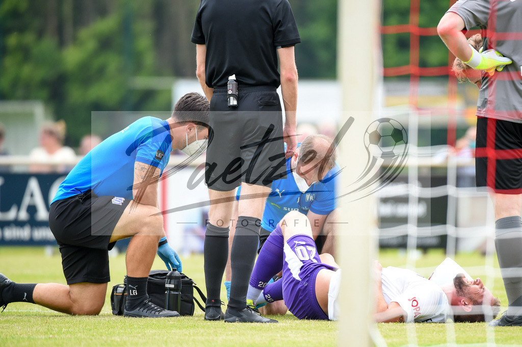 BSBOSN_20210626_0063 | Fussball, Herren: Marc Heider (VfL Osnabrueck) wird behandelt beim Testspiel zwischen TuS Bersenbrueck und VfL Osnabrueck im Hasestadion am 26.06.2021 in Bersenbrueck, Deutschland. - Realisiert mit Pictrs.com