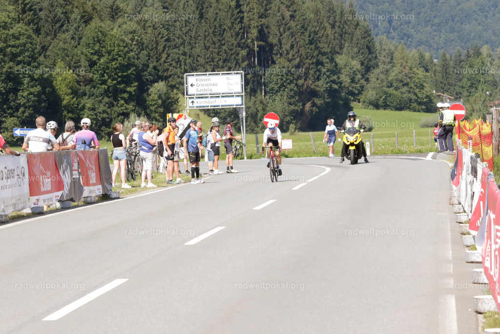 965_20230817_Bewerb_Maenner_Muehlanger | AUT - OESTERREICH, 2023-08-16: SPORT RENNRAD-FAHREN - 55. INTERNATIONALER RADWELTPOKAL IN ST. JOHANN IN TIROL  - Vintage-Radrennen mit WM-Bronze-Medaillen-Siegerin Christina Schweinberger, den Teilnehmer und Alexander Baumann (vom Orginastions-Team) - TAG 2 BEWERB MAENNER IN SECHS GRUPPEN  ; Foto: Roland Muehlanger