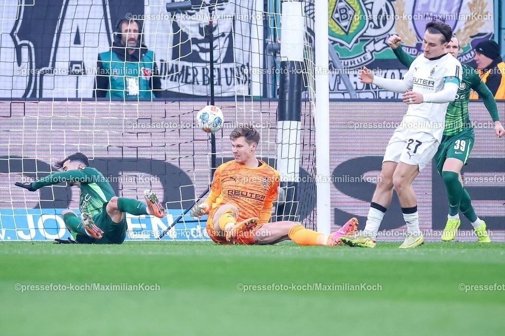 BMG13122501036 | 13.12.2025, Fußball, Borussia Mönchengladbach - VfL Wolfsburg, 1. Fußball Bundesliga, 14.Spieltag, Borussia-Park, Saison 2025 2026: Torschuss im Zweikampf gegen  Torwart Moritz Nicolas&nbsp;(Borussia Mönchengladbach #33) Torjubel nach dem Tor zum 2:1 durch Torschütze Mohamed Amoura&nbsp;(VfL Wolfsburg #09)  DFB regulations prohibit any use of photographs as image sequences and or quasi-video.