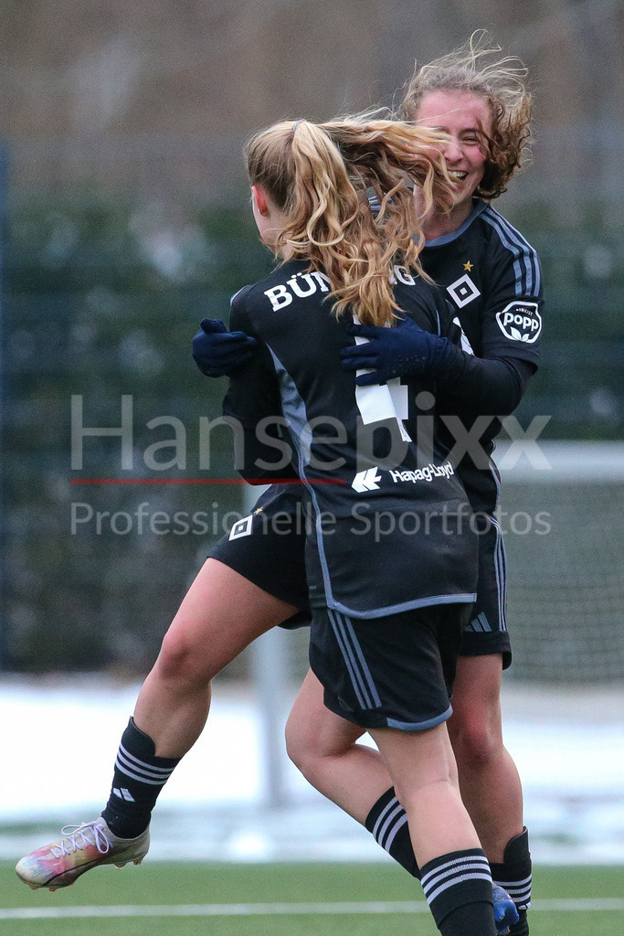Fussball, Testspiel Frauen, Hamburger SV - Holstein Kiel | v.li.: Torschützin Melina Bünning (Hamburger SV, 4) und Lotte Raab (Hamburger SV, 17) mit Torjubel, Jubel, jubeln, jubelt, optimistisch, Spielszene, Highlight, Freude über das Tor zum 8:1