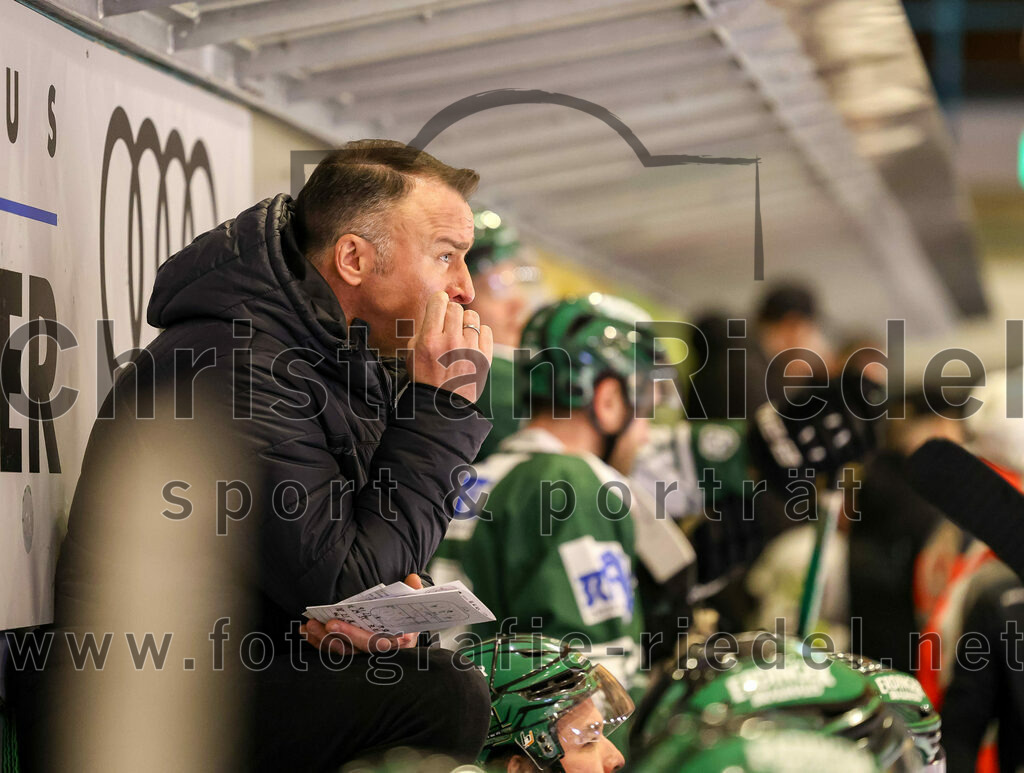 2024-02-02_101_TSV_Erding_gegen_ERSC_Amberg | Erding, Deutschland, 02.02.2024:
Eishockey, Bayernliga Vorrunde 2023 / 2024, 30. Spieltag, TSV Erding gegen ERSC Amberg, Endergebnis: 1:0

Teamchef Thomas Daffner (Erding Gladiators)

Foto: Christian Riedel / fotografie-riedel.net