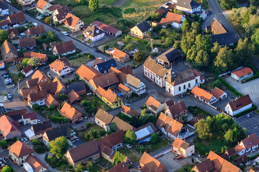 Luftbild: Kirche und Casino Niederbronn in Forstfeld im Bundesland Bas-Rhin in Frankreich. – Foto: IMG_67995.jpg vom 19.06.2014 durch Werner Riehm/FLY-FOTO.de – Auflösung des Originals: 4522 x 3014 px