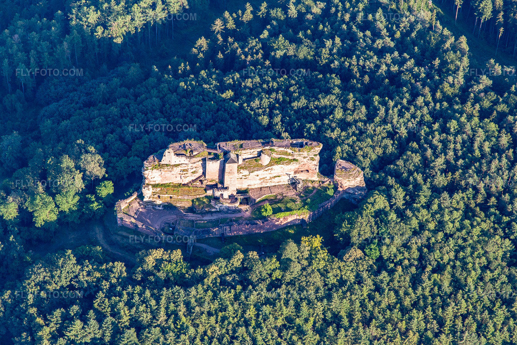 Aerial view: Fleckenstein Castle from the northwest in Lembach in the state Bas-Rhin, France. – Photo: IMG_142338.jpg taken on 07/08/2024 by Werner Riehm/FLY-FOTO.com – Resolution of the original: 5016 x 3344 px – Château fort de Fleckenstein