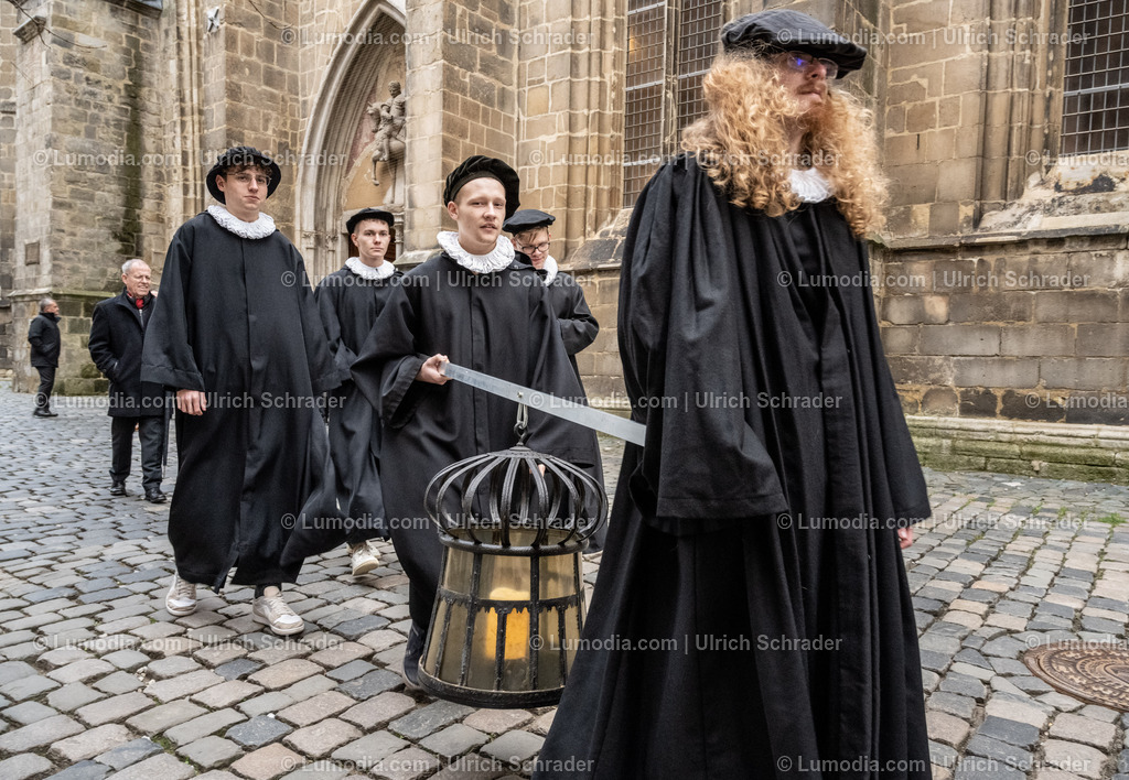 10049-12929 - Halberstadt - Auszug der Hilariuslampe | Stockfoto und Bilderpool mit Bildmaterial aus Deutschland, dem Harz, Halberstadt, Quedlinburg, Wernigerode und weltweit. Qualitativ hochwertige und professionelle Fotos anschauen und kaufen. - Realisiert mit Pictrs.com