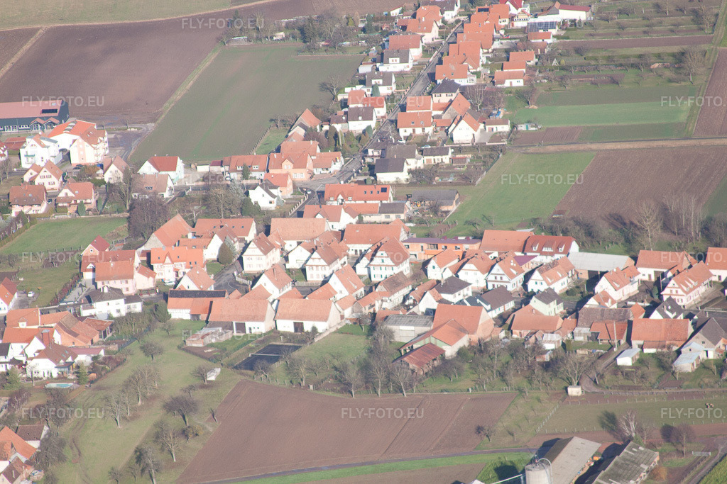 Vue aérienne: Rue Principale depuis le sud à Schleithal dans le département Bas Rhin, France – .Photo: IMG_48496.jpg prise le 11/12/2011 par Werner Riehm/FLY-FOTO.eu – Résolution de l'original: 4752 x 3168 px