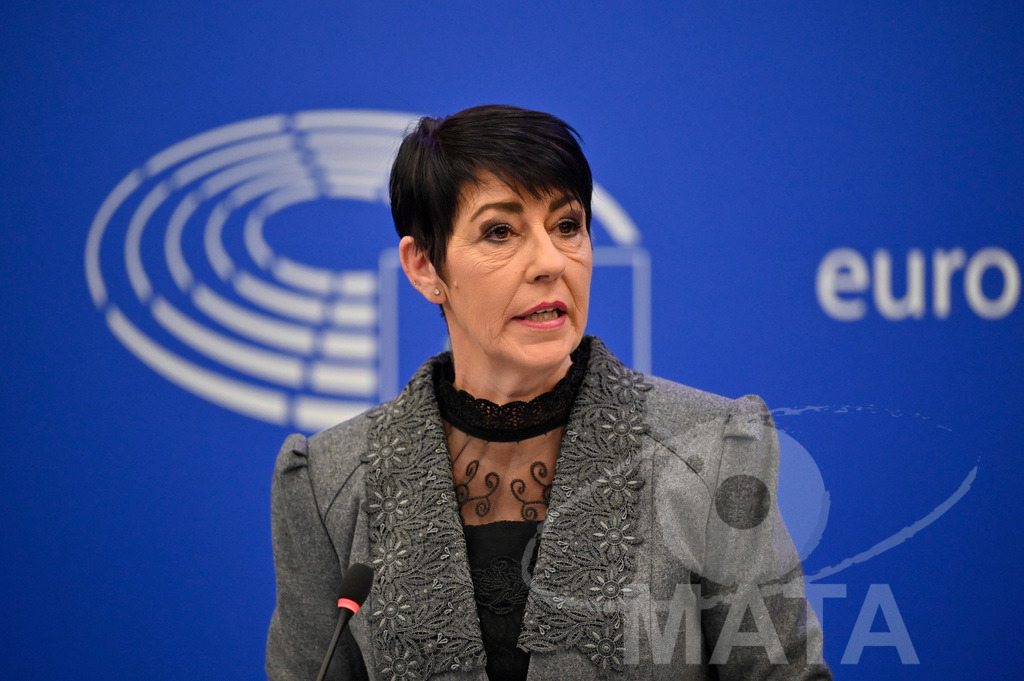 _DWI0150 | Politikerin Christine Anderson bei einer Pressekonferenz zum Thema ' Alarmierende Statistiken zu den Folgen des COVID-Lockdowns' im Europäischen Parlament. Straßburg, 18.01.2023 - Realisiert mit Pictrs.com