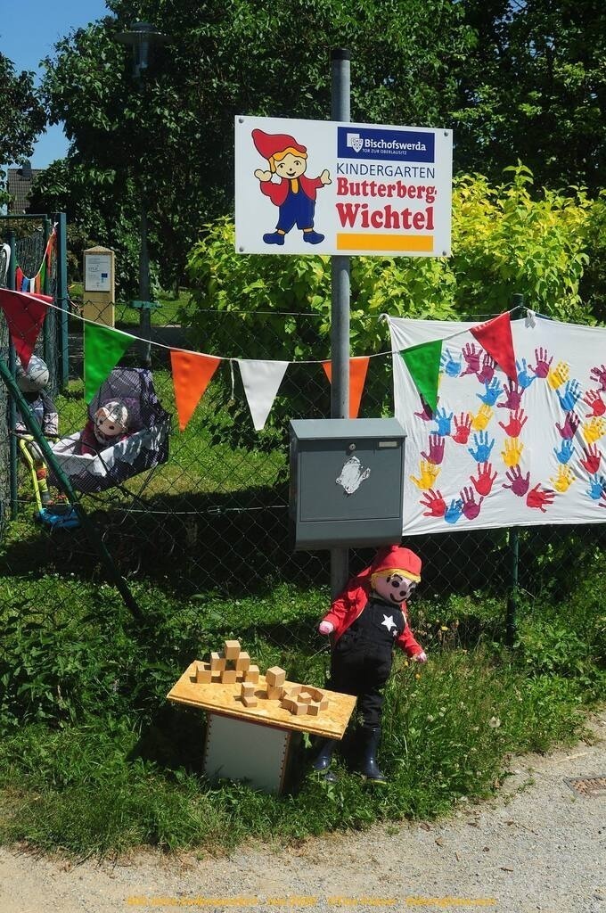 Geißmannsdorf-2026-Ortsbilder-594 | Geißmannsdorf bei Bischofswerda im Sommer 2026. Ein fotografischer Streifzug durch das Dorf Geißmannsdorf, mit Gebäuden, Straßen, Strohpuppen und geschmückten Vorgärten und Grundstücken anlässlich der 800-Jahr-Feier von Geißmannsdorf im Juni 2026 - Realisiert mit Pictrs.com