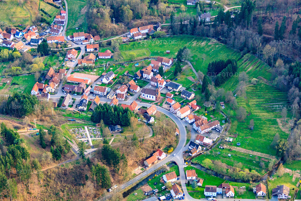 Luftbild: Dorfansicht aus Norden mit Friedhof und Kirche St. Michael in Bobenthal im Bundesland Rheinland-Pfalz in Deutschland. Foto: IMG_56557.jpg vom 17.04.2013 durch Werner Riehm/FLY-FOTO.deAuflösung des Originals: 4752 x 3168 px