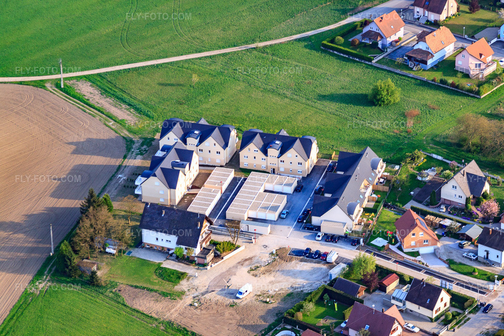 Aerial view: New development area Imp. du Petit Bois in Rountzenheim in the state Bas-Rhin, France. – Photo: IMG_39477.jpg taken on 04/14/2011 by Werner Riehm/FLY-FOTO.com – Resolution of the original: 4752 x 3168 px