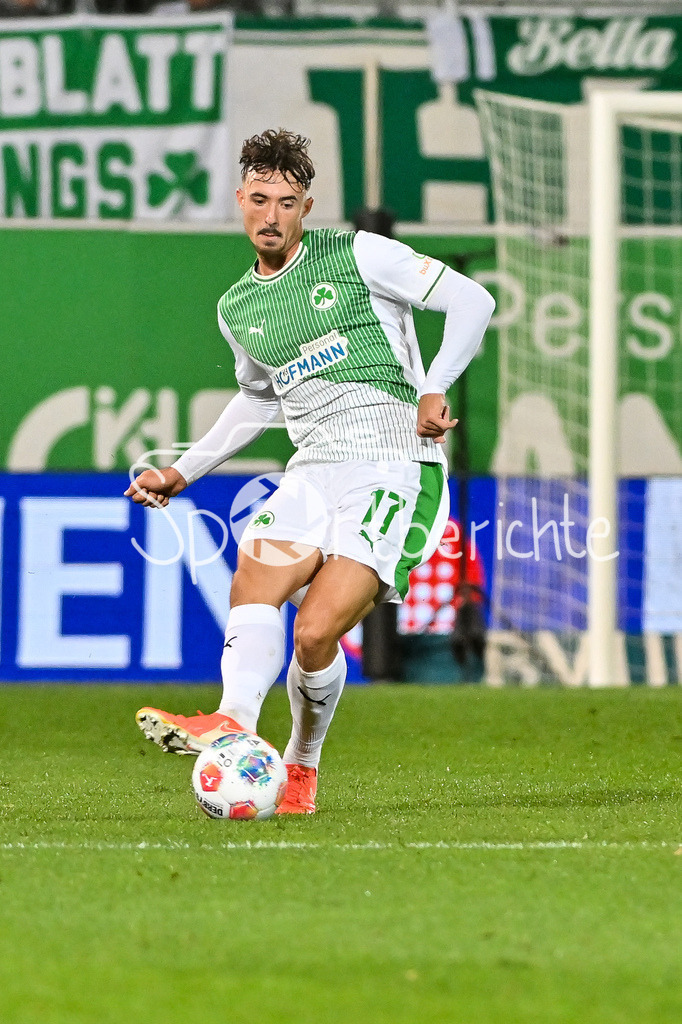 SpVgg Greuther Fürth - Karlsruher SC | FUERTH, GERMANY - OCTOBER 24: with ball Noah KOENIG (Konig, König, SpVgg Greuther Fuerth 17) during the 2. bundesliga match between SpVgg Greuther Fuerth vs. Karlsruher SC on matchday 10 at Sportpark Ronhof Thomas Sommer on October 24, 2025 in Fuerth, Germany / DFL REGULATIONS PROHIBIT ANY USE OF PHOTOGRAPHS AS IMAGE SEQUENCES AND/OR QUASI-VIDEO
