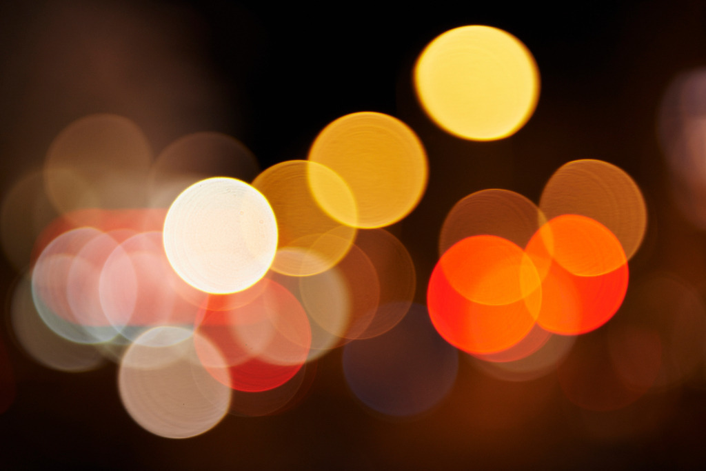 Lichtreflexe auf Strasse | Wien, Austria - August 08, 2013: Lichtreflexe auf der Straße. - Realisiert mit Pictrs.com